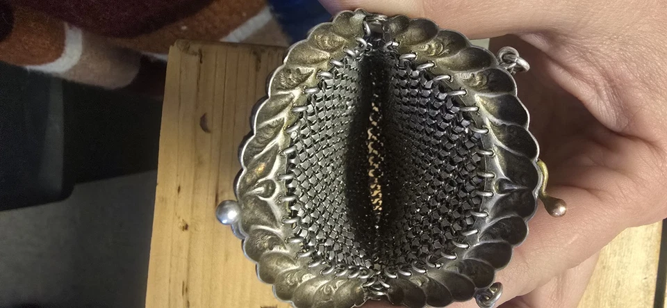 Antiguo Nuevo Monedero Alemán Malla Plata Repoussé Floral, Monedero de Baile 1900 Foto 2 de 3