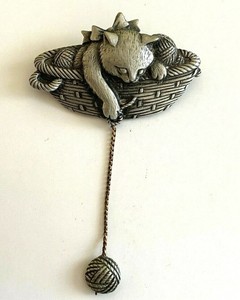 Broche Vintage Chat Chaton Cat Qui Joue Avec Pelote De Laine Signe Jj Pewter 7cm Ebay Broche Vintage Chat Chaton Cat Qui Joue Avec Pelote De Laine Signe Jj Pewter 7cm Ebay