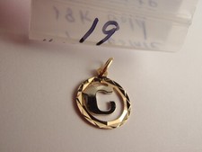 Colgante de oro amarillo y blanco macizo de 18k con la letra C en el centro