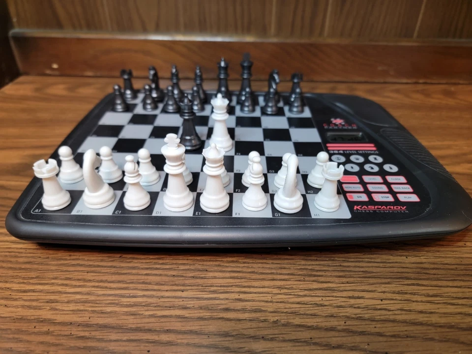 Saitek Kasparov Coach Partner Juego de Ajedrez Electrónico con Tablero Sensorial Foto 2 de 4