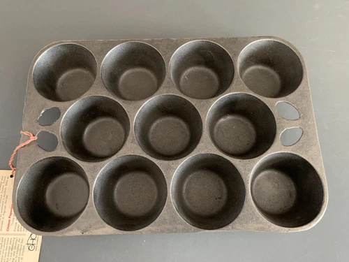 Vintage Wagner Ware Cast Iron 11 Cup Muffin Popover Pan - Made in USA