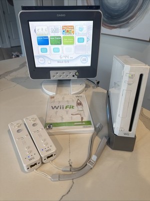Nintendo Wii White Console Bundle RVL-001 Remote And  Cables.