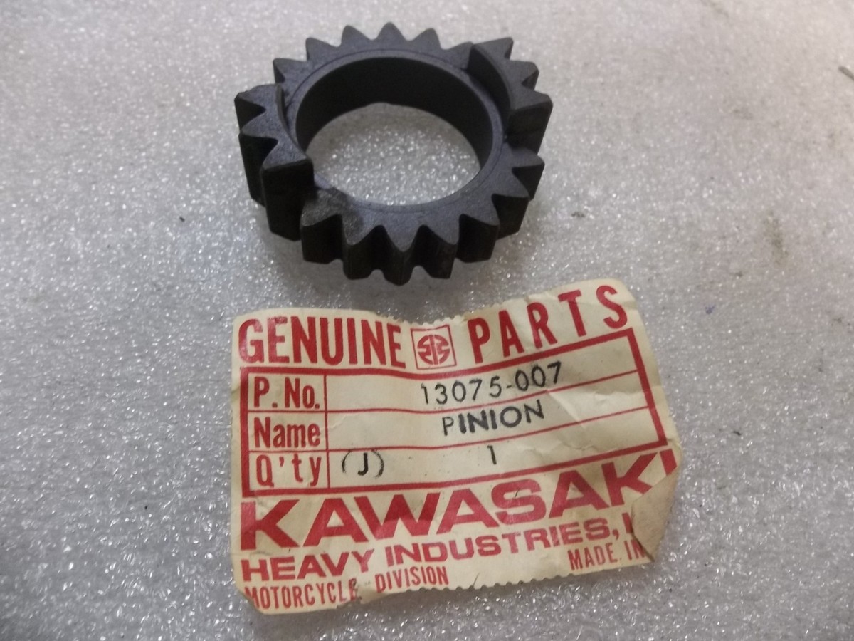 KAWASAKI KICK STARTER PINION GEAR 20T F5 F8 F9 NOS/OEM 13075-007
