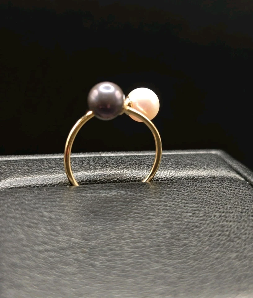 Anillo de perlas blancas y negras de oro de 14k Foto 3 de 4