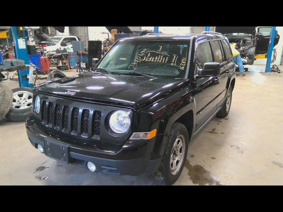 Used Rear Right Exterior Door Handle fits: 2015 Jeep Patriot assembly painted do Foto 3 de 4