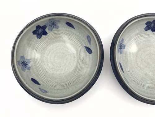 2 VINTAGE STONEWARE POTTERY STUDIO BOWLS WITH BLUE FLOWERS - Picture 3 of 17