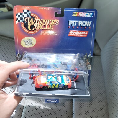 Jeff Gordon Pit Row Series Winners Circle DuPont Car w/Driver Inside Scale 1:64