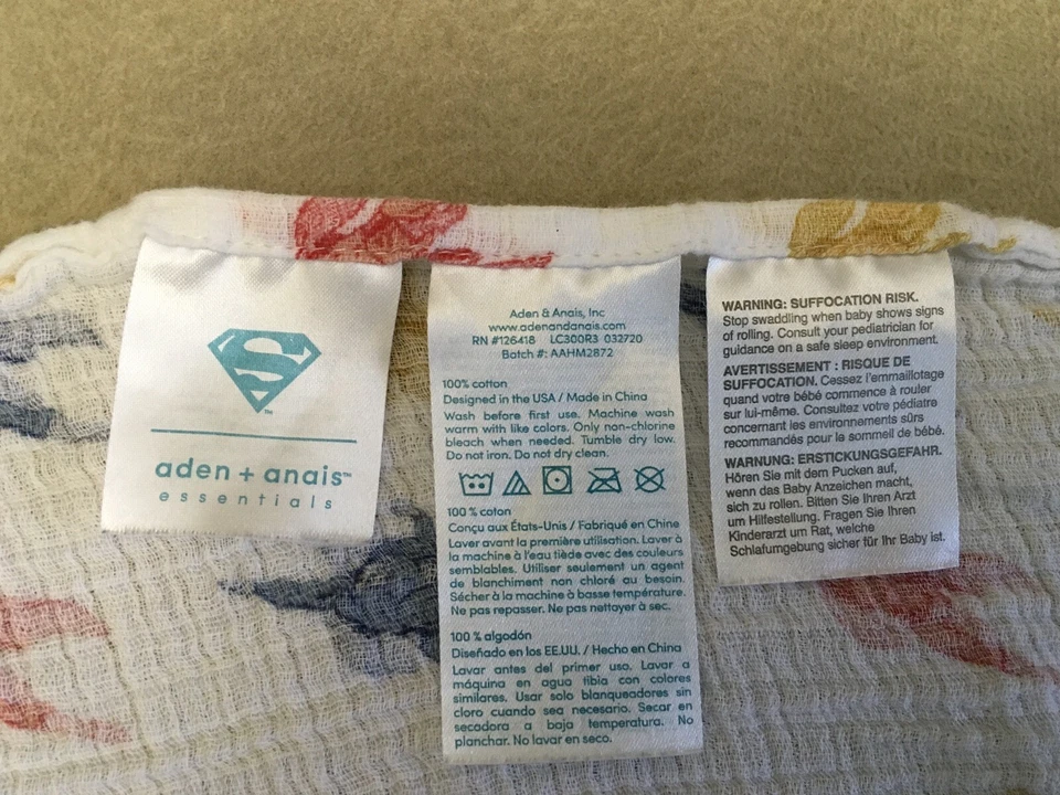 Manta de muselina Aden & Anais Superman Super Hero  Foto 2 de 3