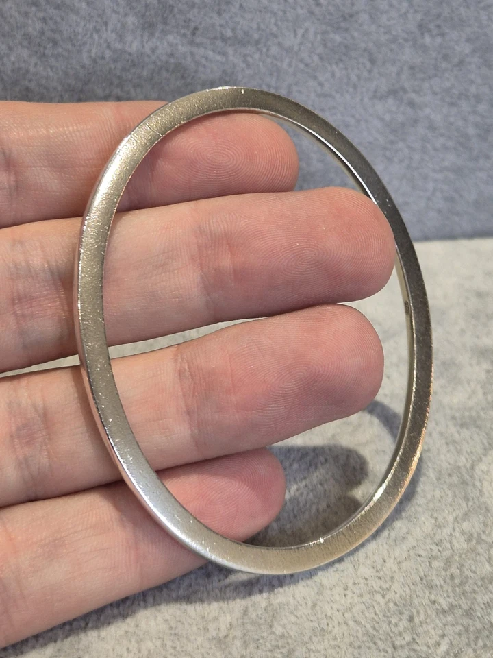 Brazalete de plata de ley liso fino y ancho de aro cerrado 7,5" Foto 2 de 4