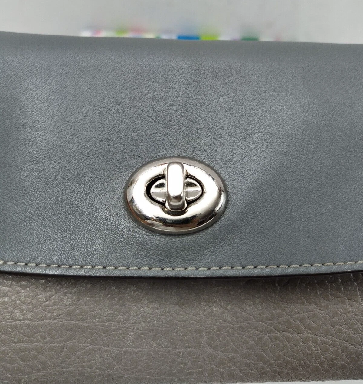 Borsa a tracolla Coach grigia in pelle con chiusura a patta chiusura a catena per carte di credito