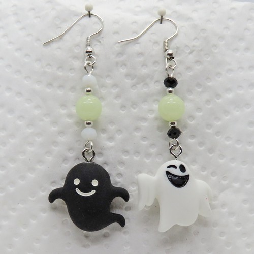 Pendientes asimétricos de Halloween con cuentas fantasma de resina blanca y negra de SoniaMcD - Imagen 11 de 11
