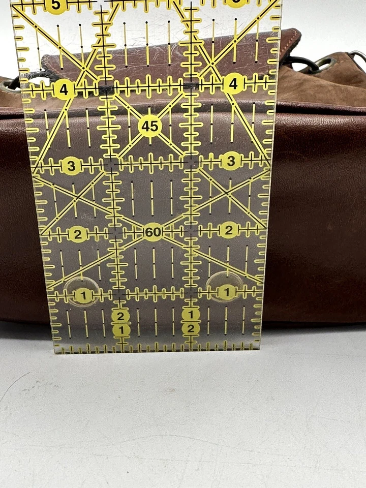 Bolso de hombro con cordón de cuero y gamuza con cierre superior Foto 4 de 4