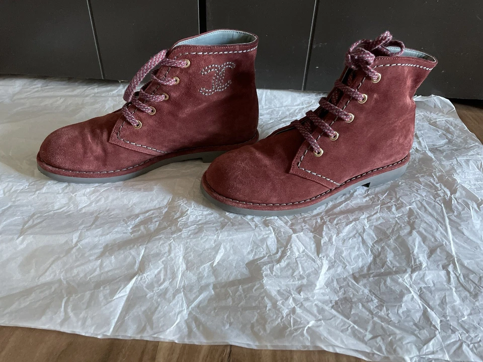 Novas Botas de Cadarço de Camurça Logotipo CHANEL CC de US$ 1.550 Tamanho 38 UE Compatível com Tamanho 7 EUA - Imagem 2 de 4