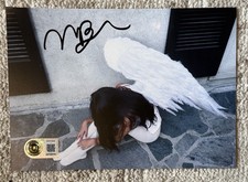 MADISON BEER SIGNED LOCKET INSERT POSTCARD - BECKETT COA
