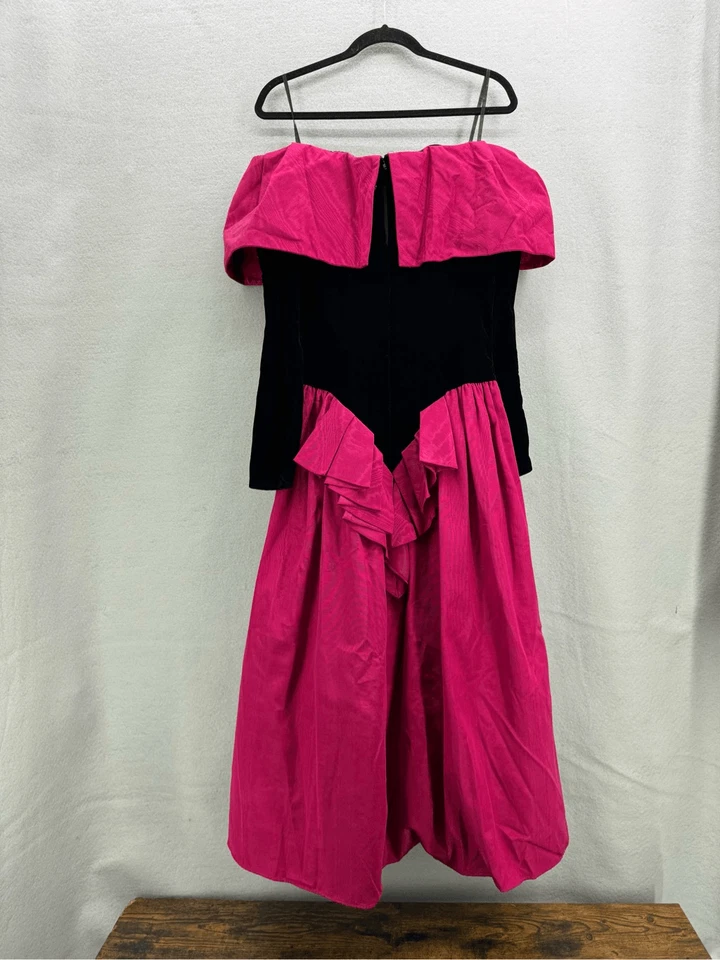 Vestido de fiesta vintage años 80 Scott McClintock de terciopelo con hombros descubiertos manga larga Foto 3 de 4