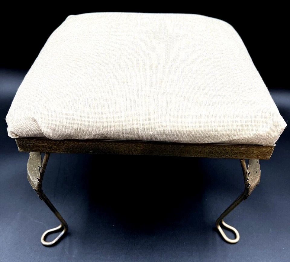 Reposapiés tapizado de hierro forjado vintage otomano 12′′ de ancho x 10′′ de lona superior Foto 2 de 4