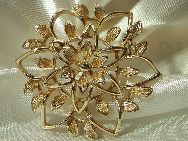 Wonderful Vintage 1960's Sarah Cov Flower Gold Tone Brooch
