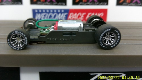 AFX RACING H.O. SCALE MEGA G+ 1.7 NARROW CHASSIS CHROME INLINE RIMS RED CAM LETT - Picture 2 of 5