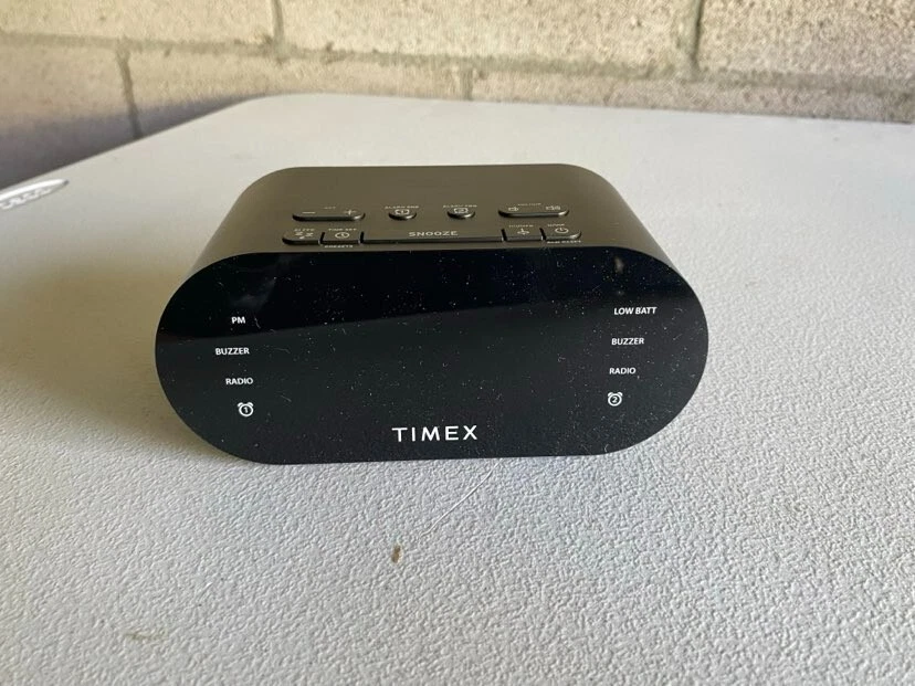 Timex T231G AM/FM Dual Alarm Clock Radio with 1.2-Inch Display and Line-in Jack - Image 3 of 4