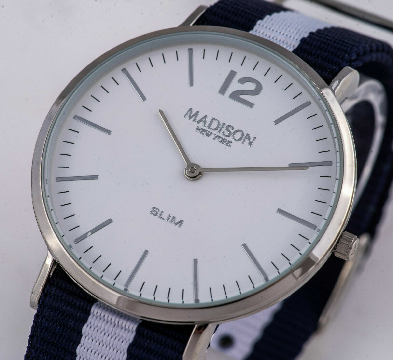 Montre homme Madison New York Slim bleue et blanche avec bracelet en cuir cadran épuré M37