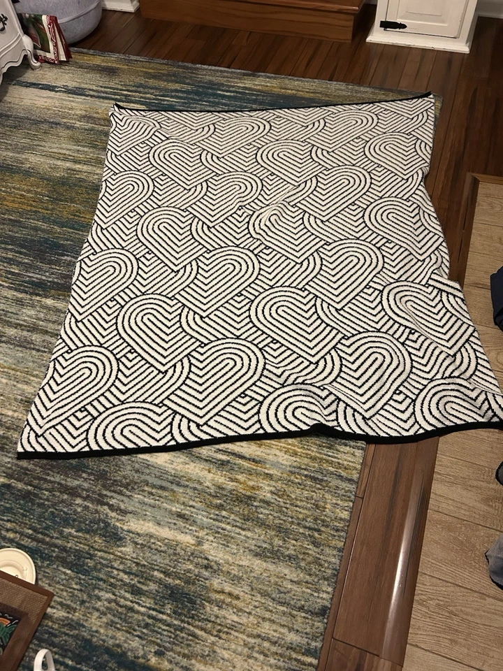 MAGASCHONI Manta Suéter Corazones Blanco y Negro Reversible 64x55 Foto 2 de 4