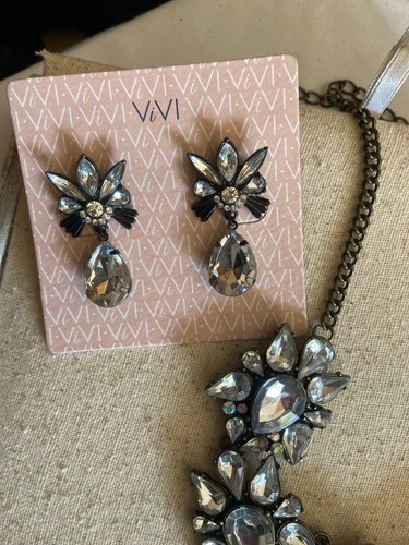 Vintage ViVi Fashion Jewelry Crystal Statement Bib Necklace & Earring Set Silver - Picture 2 of 3
