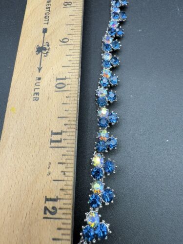 Set collana e orecchini VVTG corona Trifari firmata blu zaffiro e strass AB - Foto 9 di 11
