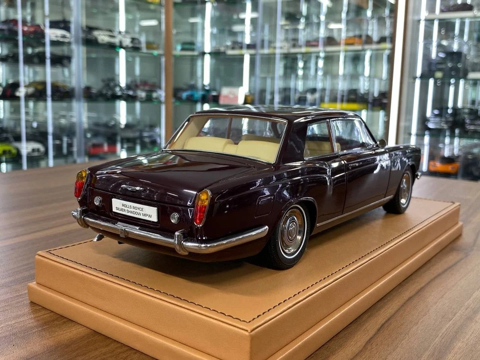 AutoBarn Paragon Rolls-Royce Silver Shadow MPW Coupe in Maroon [1/18 Diecast] - Image 4 of 4