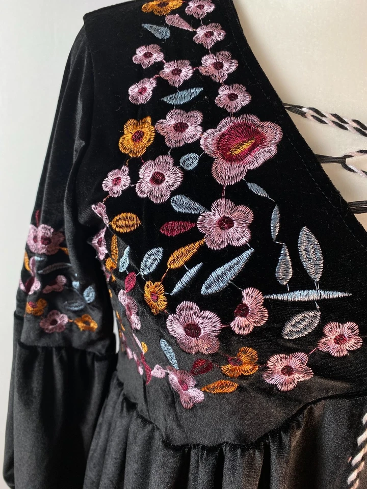 Mini Vestido Campesino Floral Bordado Terciopelo Negro Grunge Caprichoso Talla L Dobladillo de Encaje Foto 4 de 4