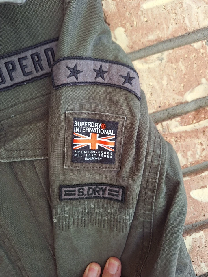 Superdry Military Rookie Edition Chaqueta Ejército Verde Diseño Británico Parche Mediano Foto 3 de 4