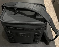Yeti Hopper Flip 8 Soft Sided Cooler NEW w/o Box - Black