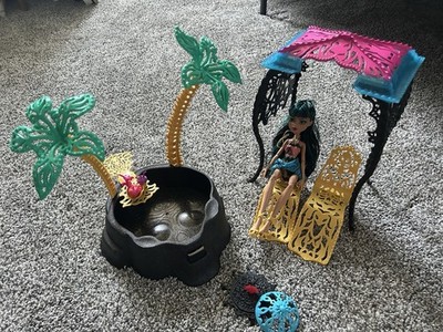 Monster High Cleo de Nile Skull Shores Doll and Playset with Accessories