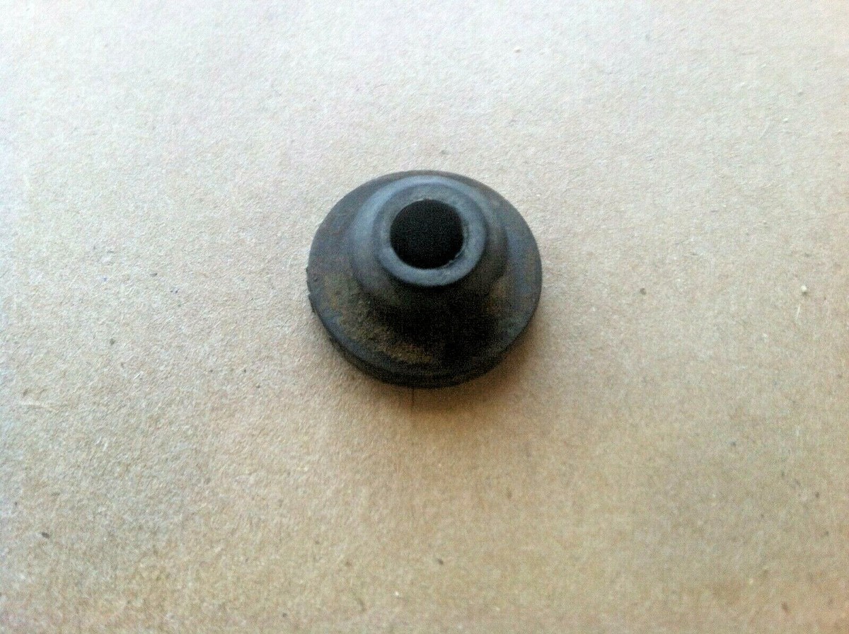 1985-92 MERCEDES-BENZ 300E W124 ~ WASHER PUMP GROMMENT 