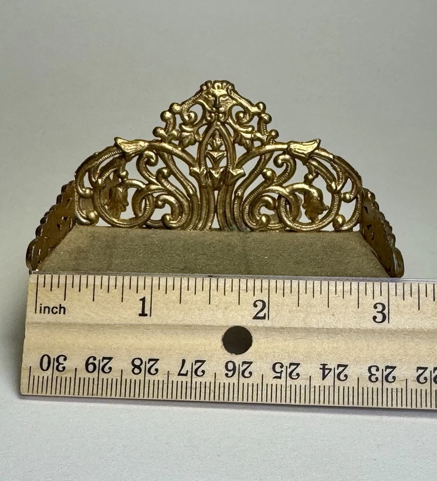 Sofá sofá miniatura victoriano antiguo de metal fundido dorado escala 1:24 de EE. UU. Foto 2 de 4