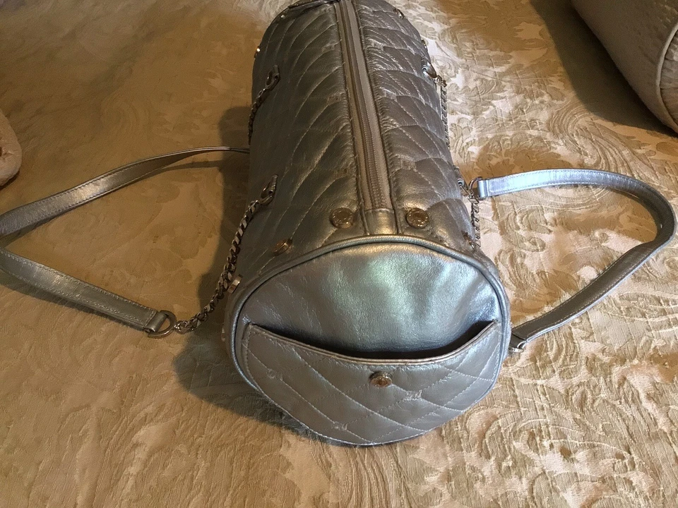 Bolso de Mano de Diseñador ST JOHN KNITS VINTAGE Cuero Genuino Plateado con Detalles Tono Plateado Foto 4 de 4