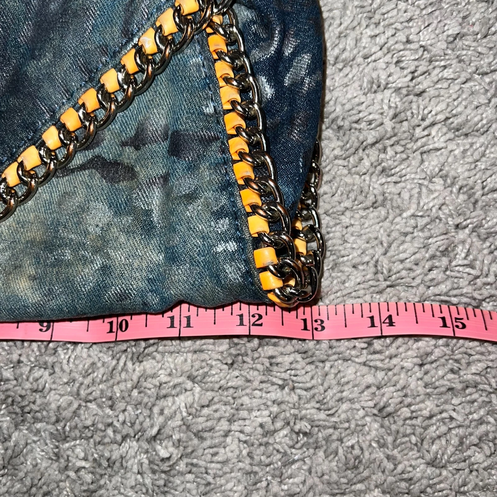 Pochette pochette Guess blu rosa mimetica denim look Y2K catena accento patta