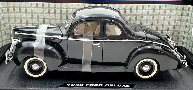 Motor Max 1/18 scale Diecast 73108 - 1940 Ford Deluxe - Black - Image 3 of 4