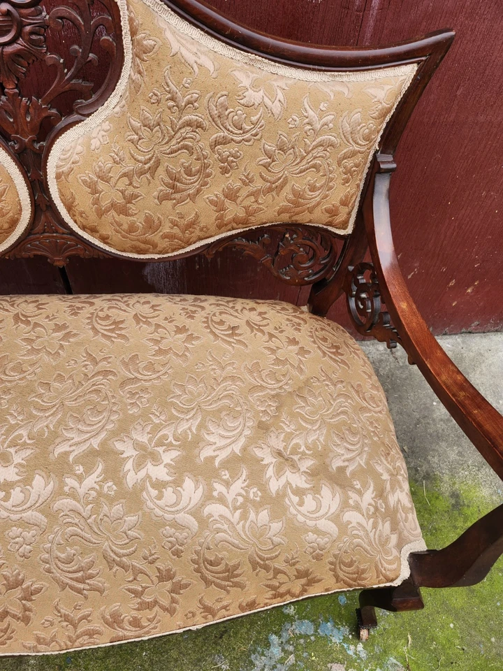 Antiguo banco tapizado de dos plazas de madera de cerezo Foto 4 de 4