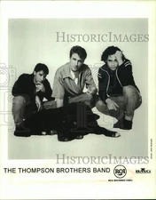Press Photo Music Group The Thompson Brothers Band Poses with Dog - sap58682