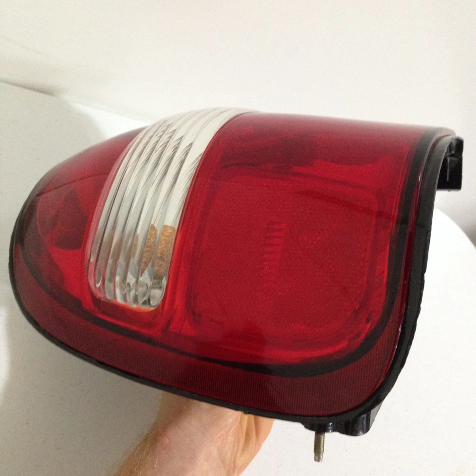 Luz trasera lateral izquierda Kia Sportage 1998-2002 0K08A51160 OEM perfecta Foto 2 de 4