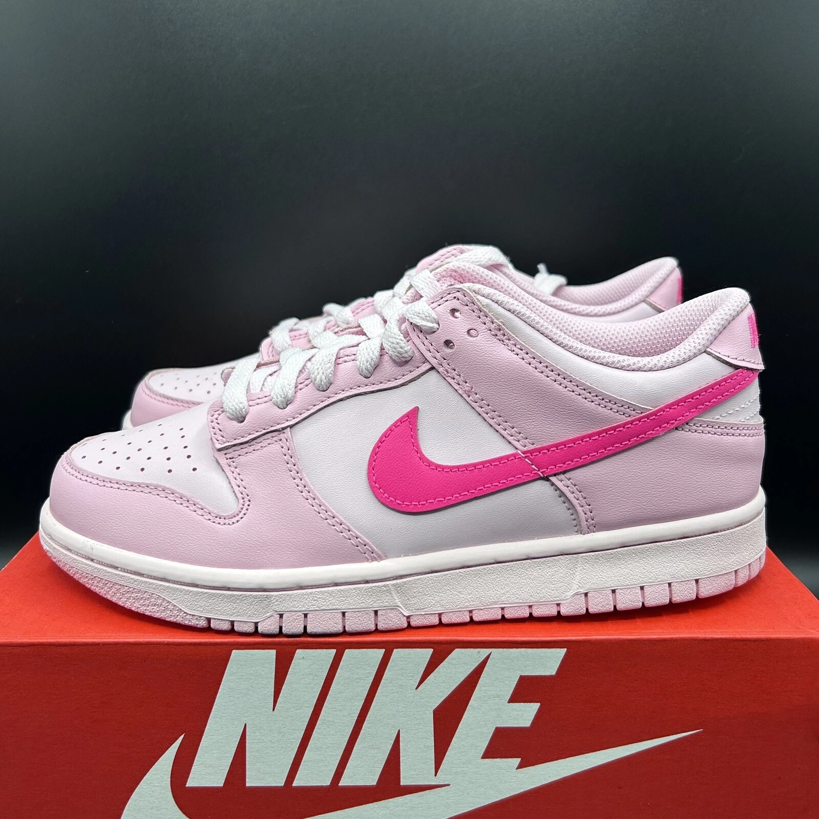 Nike Dunk Low GS "Triple Pink" Taglia 6.5Y 8W (DH9765 600) NUOVE