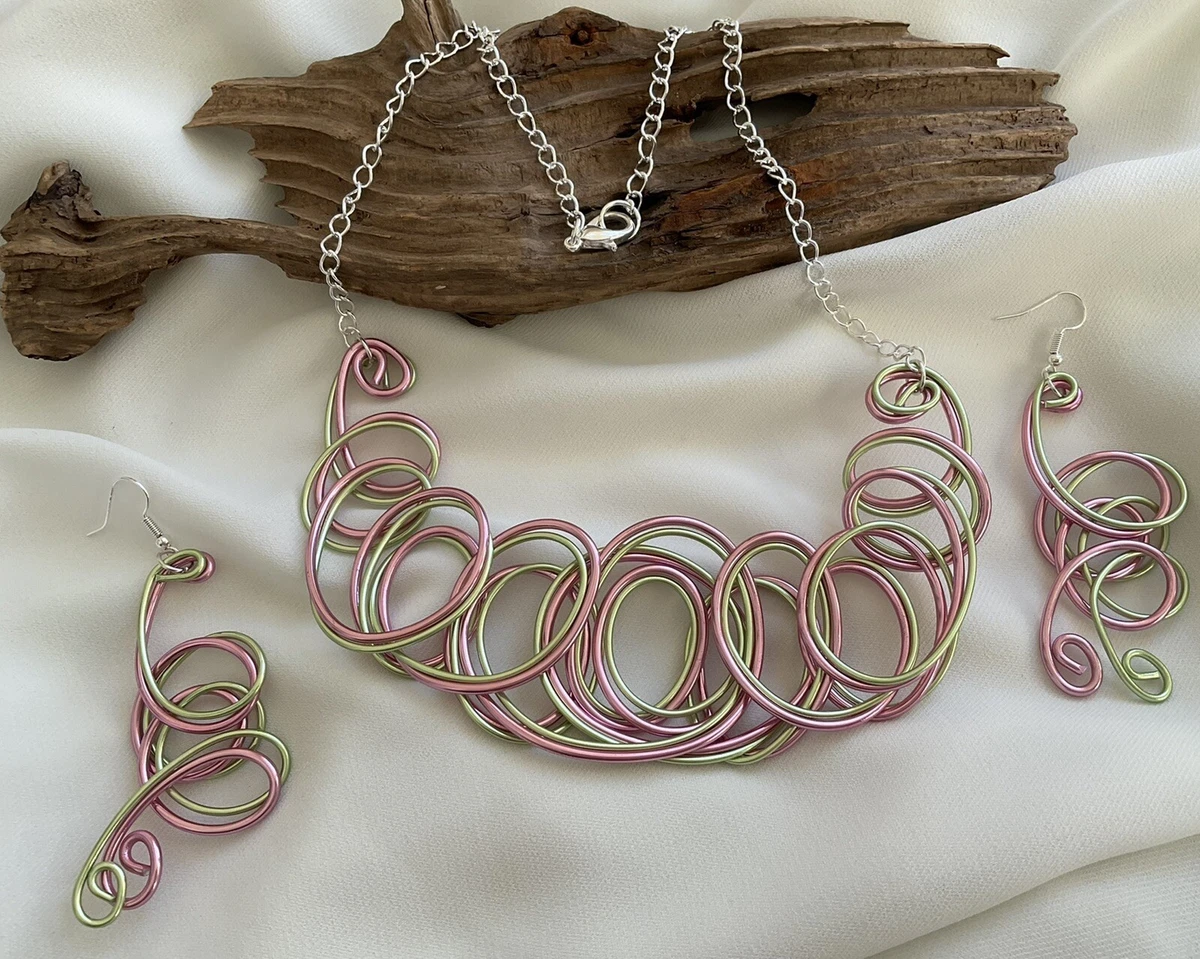 Twisted store wire necklace
