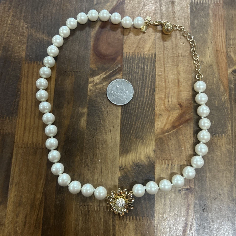 "Juego de aretes Kate Spade Dazzling Daisies 20"" de perlas florales/margarita" Foto 3 de 4