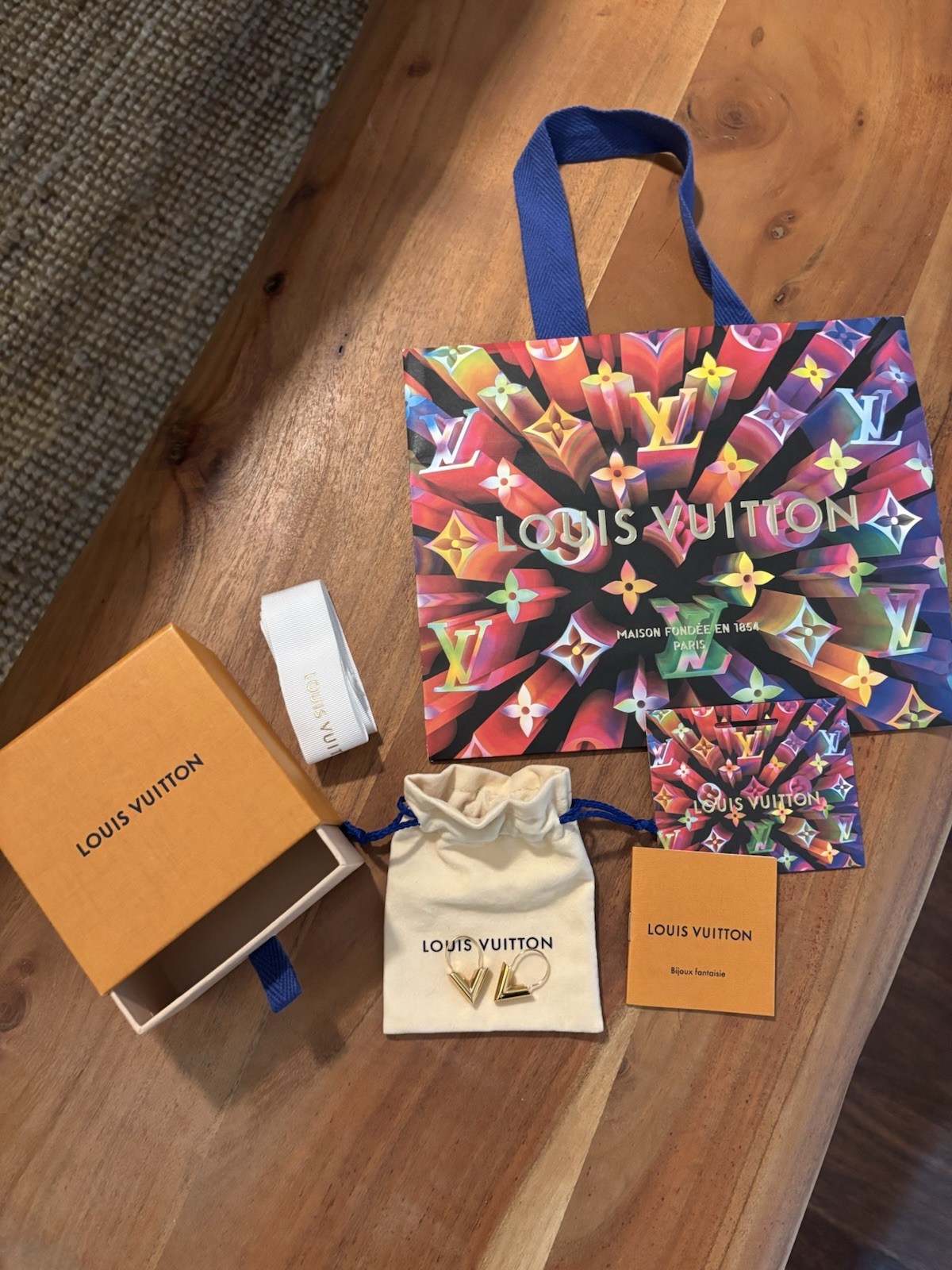 Louis Vuitton Essential V Hoop M61088 Earrings Gold Metal With Pouch & Box thumbnail 3