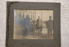 Foto antica originale Faventia pianoforte a botte su carrello e due uomini. 5,5" x 4,5" 