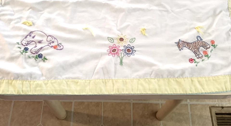 ANTIGO COBERTOR BORDADO À MÃO BERÇO GATO GIRAFA LEÃO ELEFANTE ZEBRA FLORES - Imagem 3 de 4