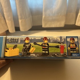 Brand New Sealed LEGO City 60002 Fire Truck Complete Set Retired