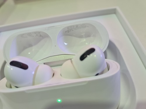 Apple AirPods Pro 1st Generation With MagSafe Charging Case (Lightning) - Zdjęcie 6 z 8