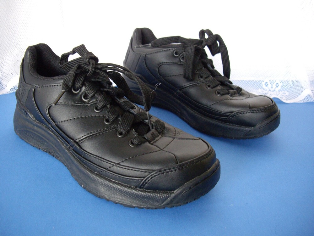NEW BALANCE MEN'S WORK SHOES  / SIZE 5 W / VERY NICE AND CLEAN CONDITION