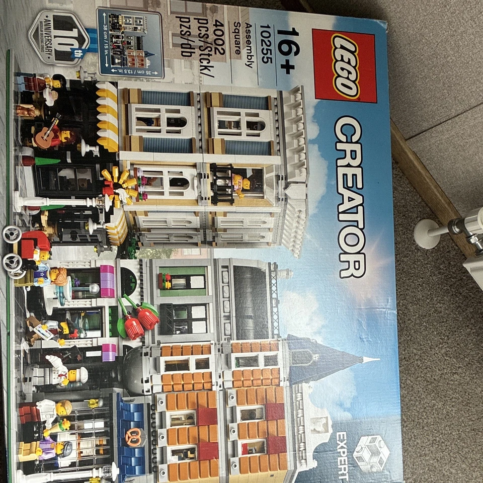 LEGO Modular Buildings 10255 Assembly Square, photo 2 of 2